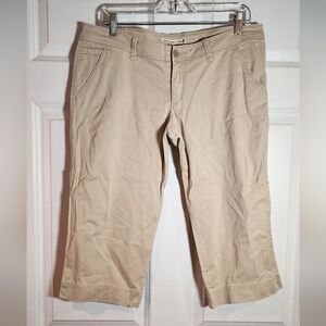 Abercrombie & Fitch Y2K Cream Khaki Capri Pants Size 8 (19in Inseam)